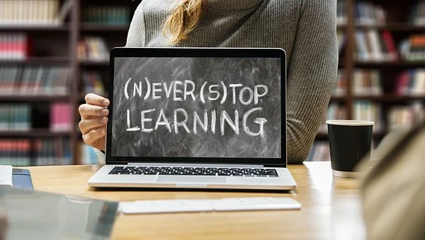 パソコンに英語で、学び(学習)をやめないでと書いてある画像