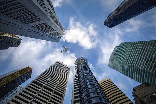 ビルが建っている、空には飛行機が飛んでいる