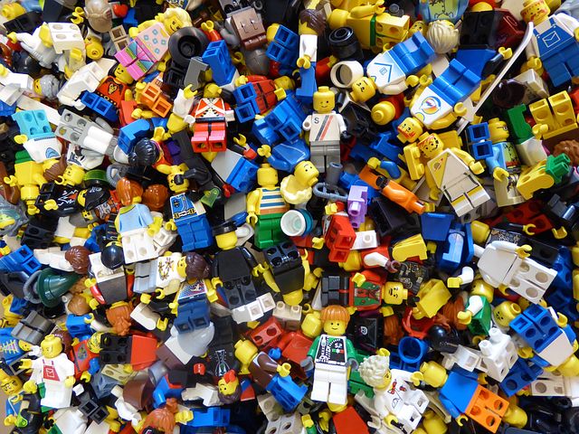 おもちゃのLEGO（レゴ）が沢山置いてある写真