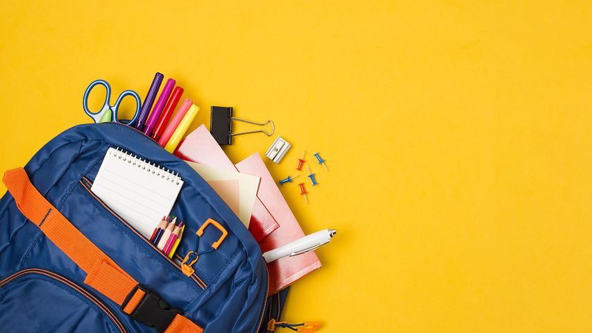 リュックから飛び出している学校用具。