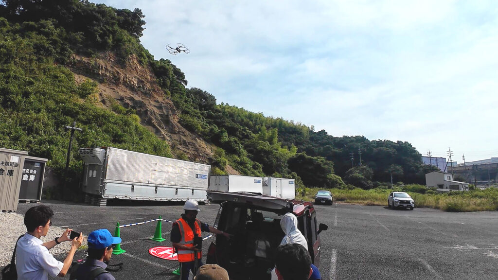 愛知県南知多町にて、ドローンを使い地層を空撮している様子